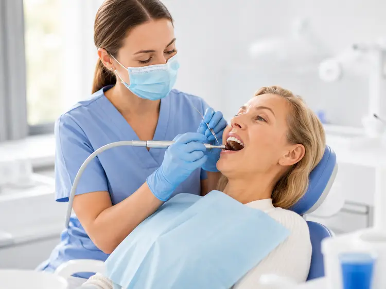 Professionele gebitsreiniging door mondhygiënist Professionele gebitsreiniging door mondhygiënist