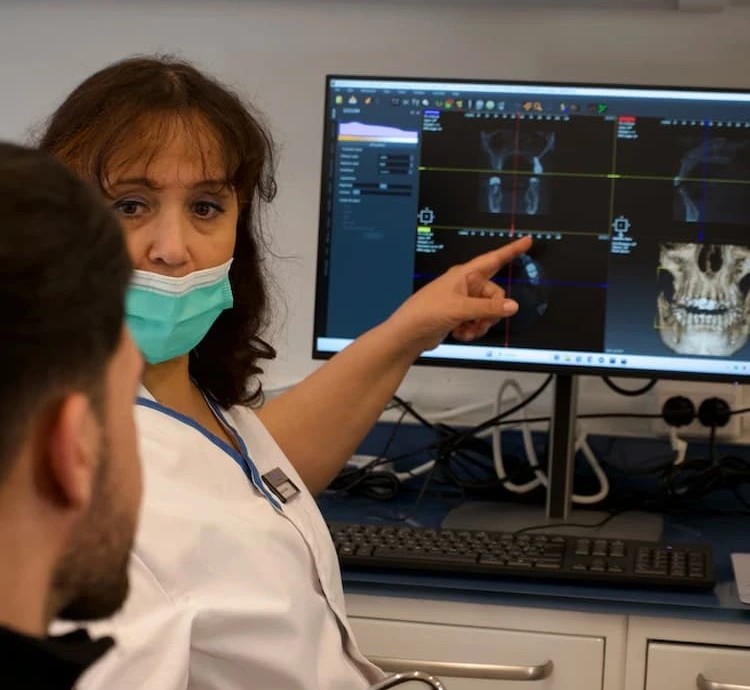 Naima - tandarts en eigenaresse van DentalPro tandartspraktijk in Voorburg